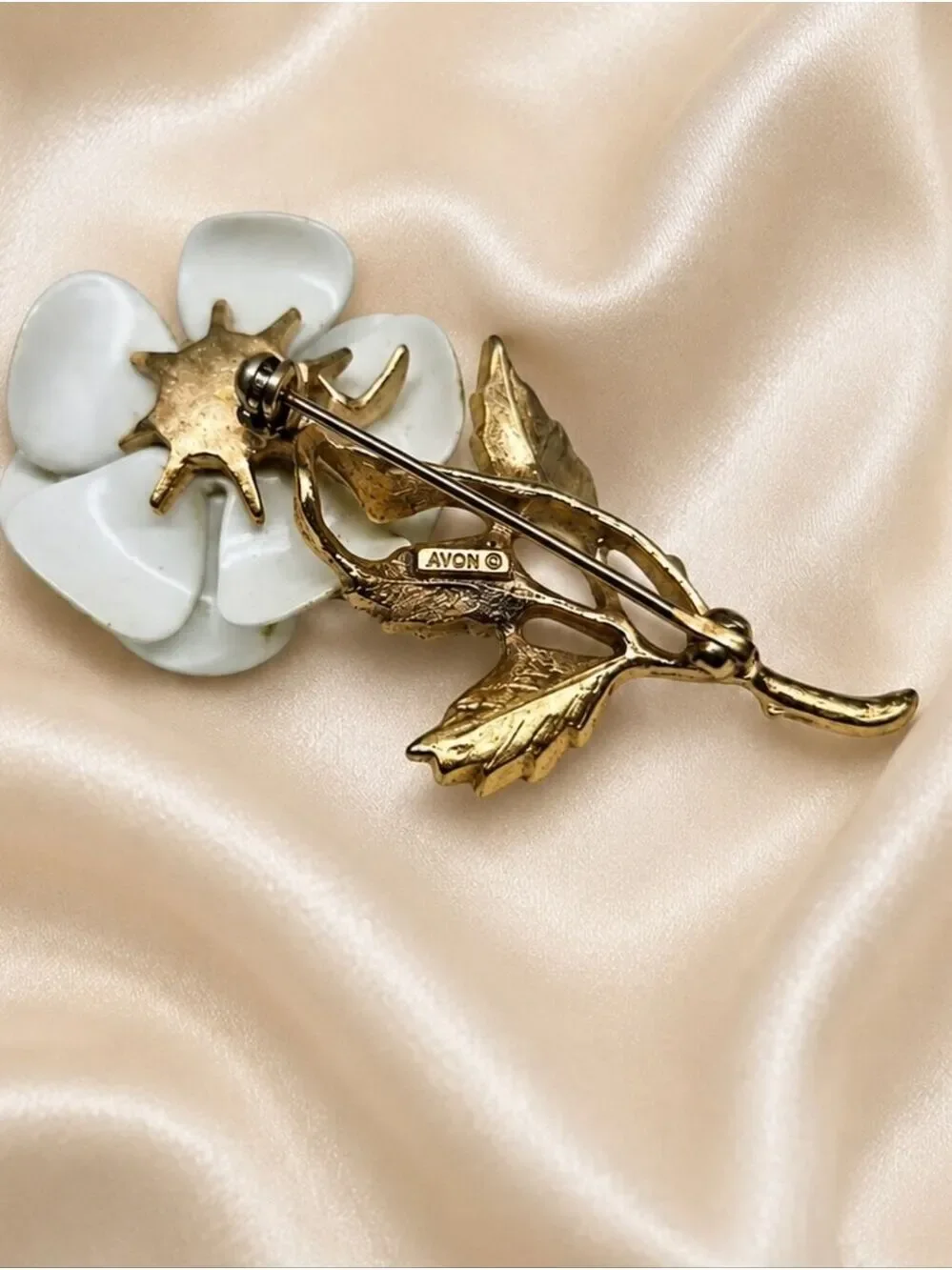 Avon Snow Flower Brooch 1972 Vintage White Floral Gold Tone Pin